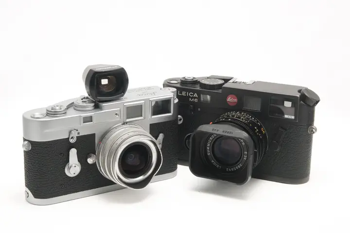 Links: Leica M3 mit Heliar 15mm und Aufstecksucher. Rechts: Leica M6 mit 35mm.