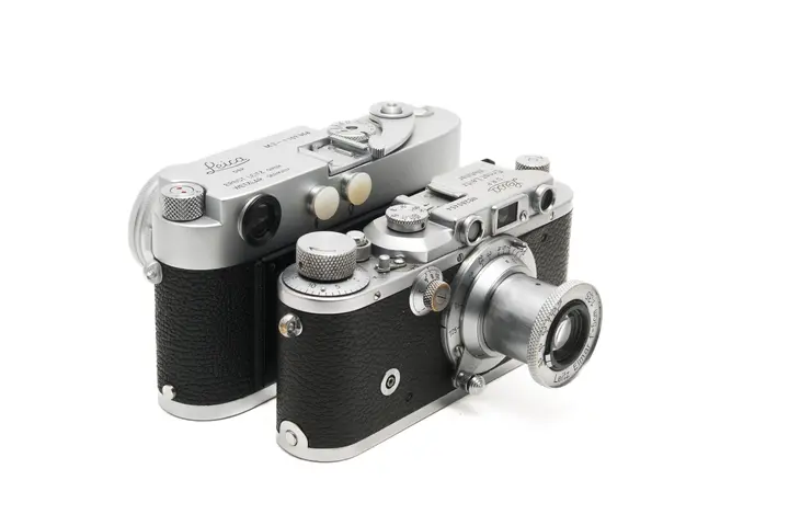 Größenvergleich: Vorne Schraubleica IIIf, hinten die Leica M3