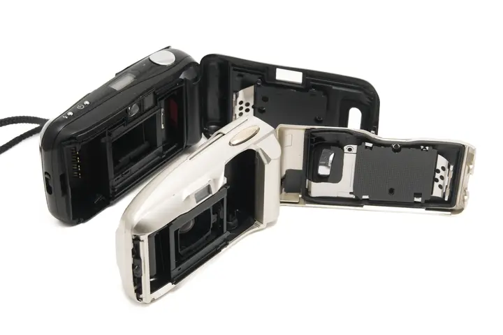 Geöffnete Rückwand: Olympus Mju 2 (vorne) und Olympus Mju 1 (hinten) im Vergleich