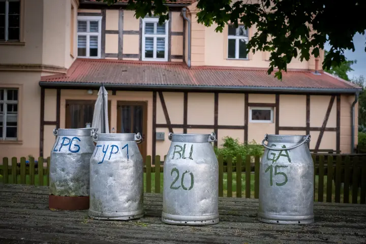 Nostaglie vor dem ehemaligen Gutshaus Stölln