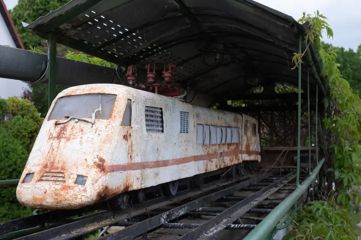 ICE Nachbildung auf der privaten Gartenbahn Stölln