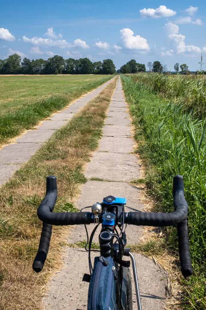 Havelländische Plattenwege verlieren ihren Schrecken: breite Reifen und gepolsterter Rennlenker