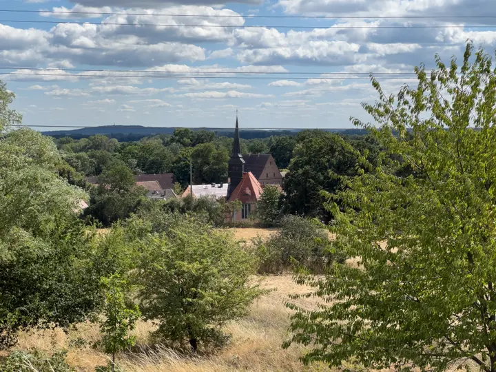 Blick auf die Bagower Kirche vom Mühlenberg