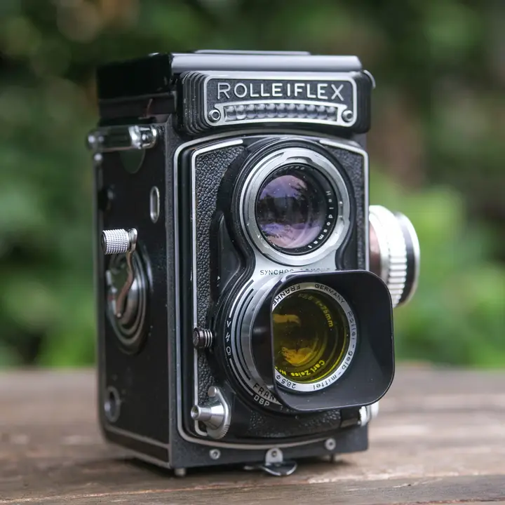Rolleiflex T mit Gelbfilter und Sonnenblende