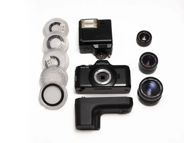 Pentax auto 110 mit Wechselobjektiven und Zubehör