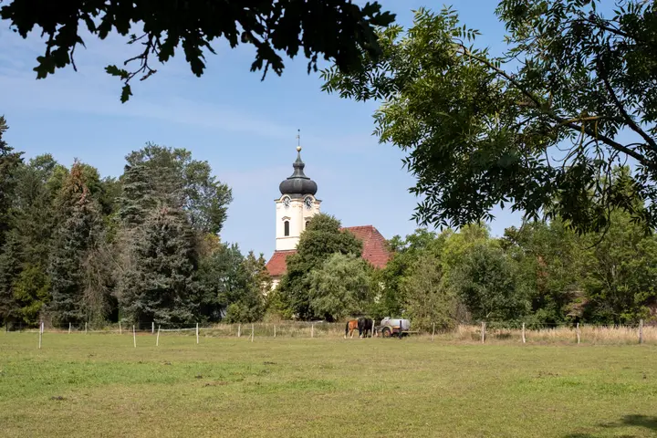 Blick auf die Barockkirche von Rochow