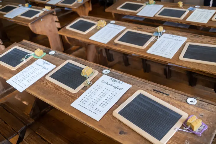Schiefertafeln und Holzbänke im Schulmuseum Rochow