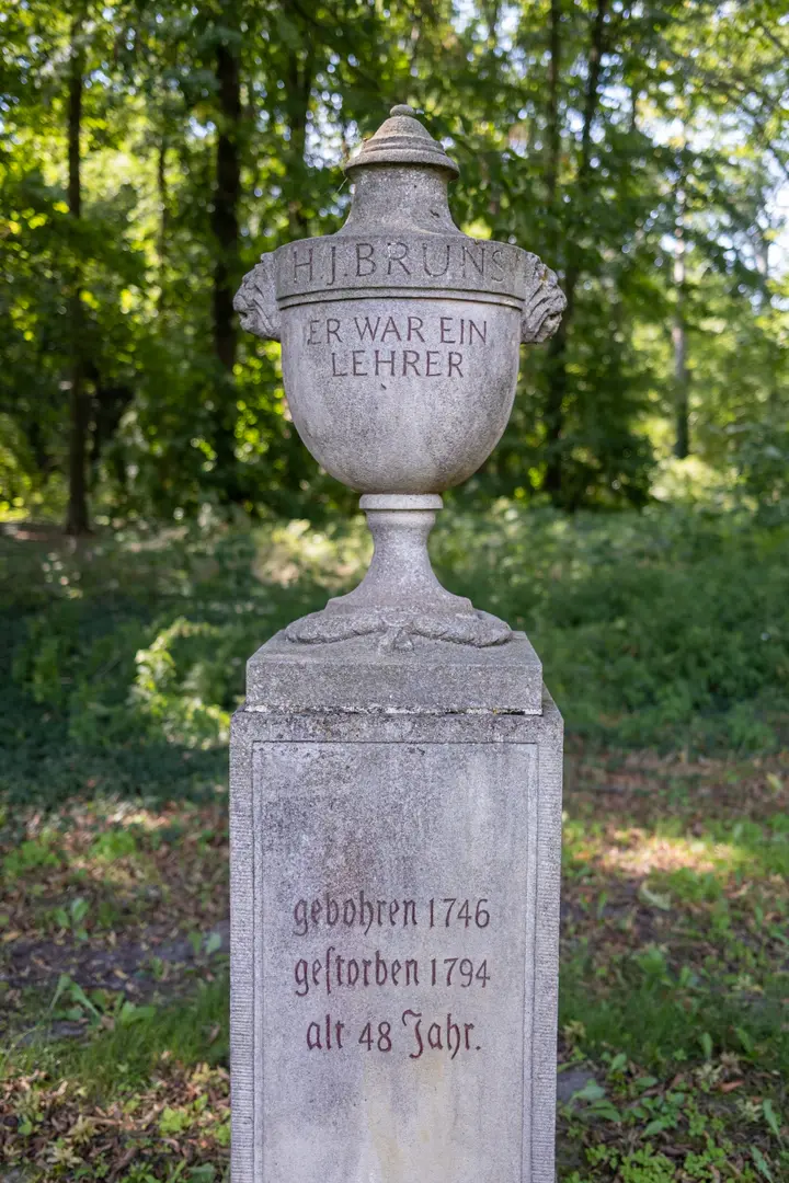 Er war ein Lehrer! Gedenkstein für H.J.Bruns