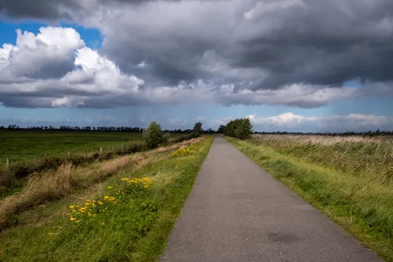 Straße entlang der Seenlandschaft