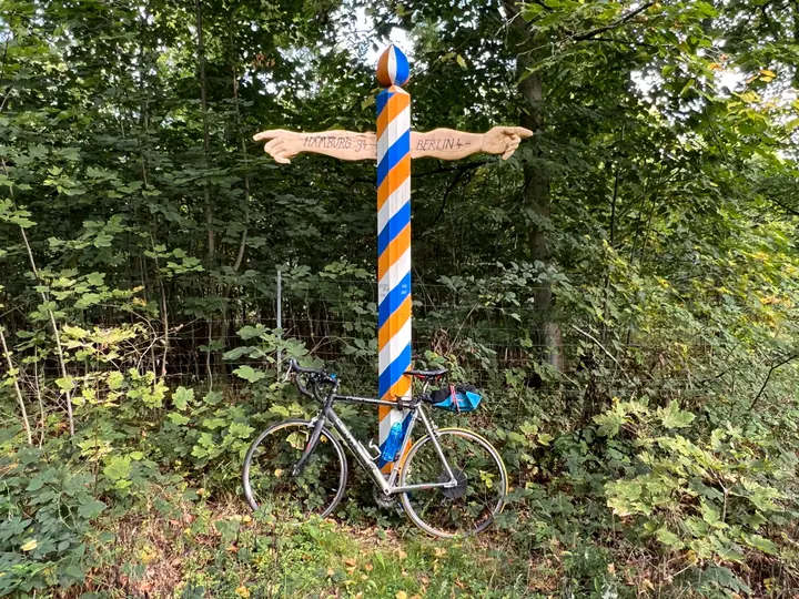 Wegweiser und Meilentafel auf dem alten Postweg