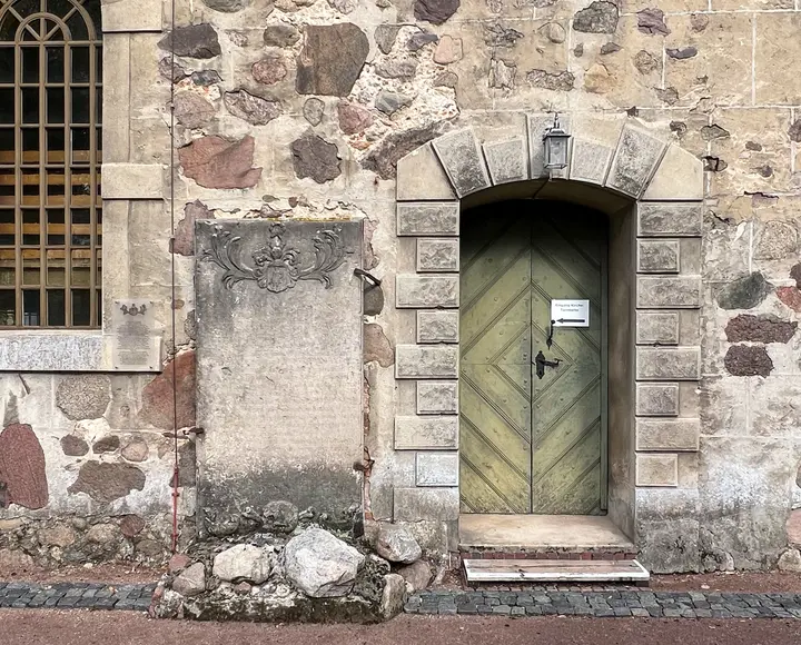 Grabplatte an Südseite der Bötzower Kirche