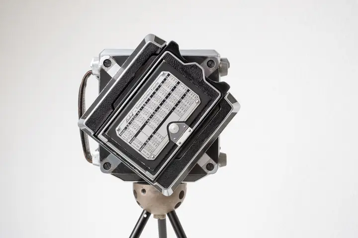 Linhof 6x9 Rückteil gedreht, Arretierschieber an den Ecken werden sichtbar