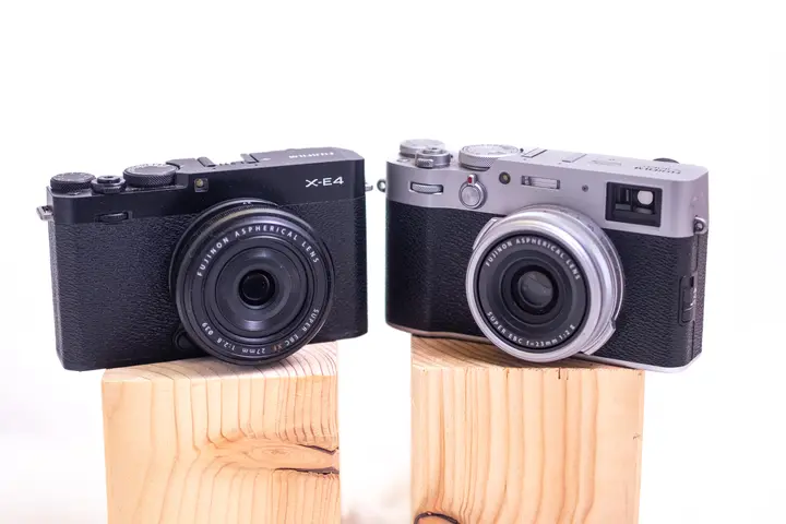 Fuji X-E4 (links) und Fuji X100V (rechts)