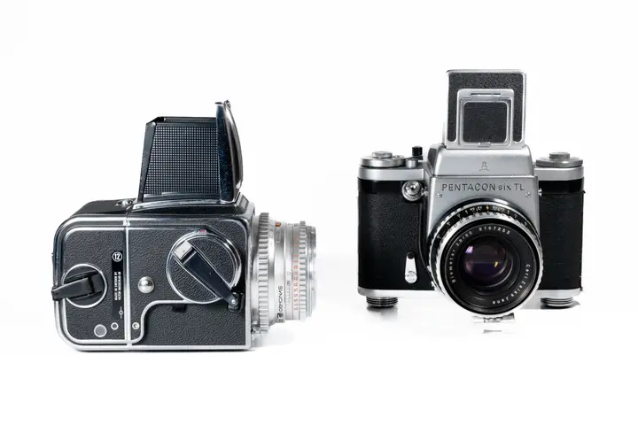 Hasselblad (links), Pentacon Six (rechts) mit 80mm und Faltlichtschacht