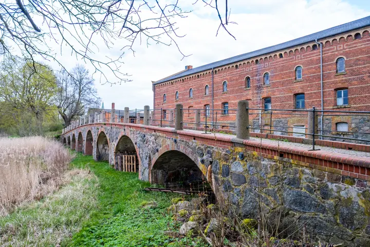 Die Fliesenbrücke von Wolfshagen, dahinter die Scheune