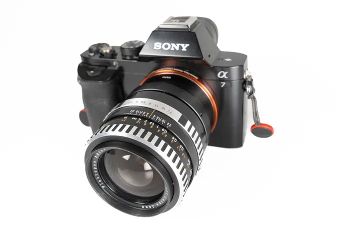 Flektogon mit Adapter an digitaler Sony a7