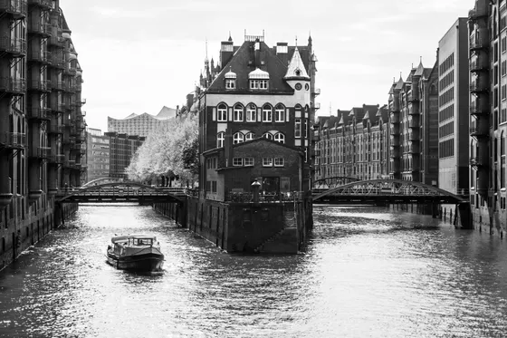 Blick auf das Wasserschloss in der Speicherstadt