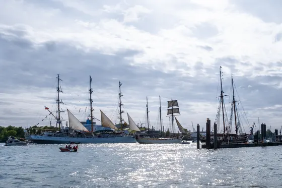 Hafenfest: Auslaufparade der Dreimaster