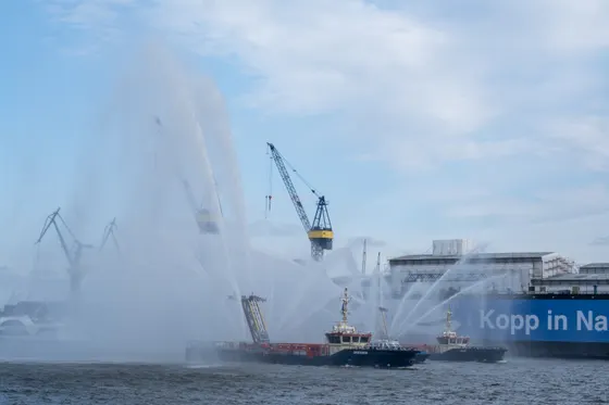 Hafenfest: Ordentlich Gischt von den Löschbooten