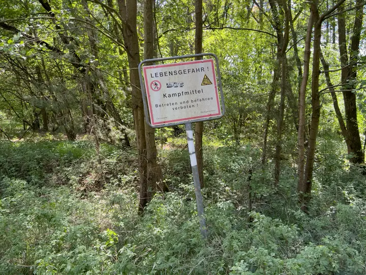 Warnschilder beim Bombodrom