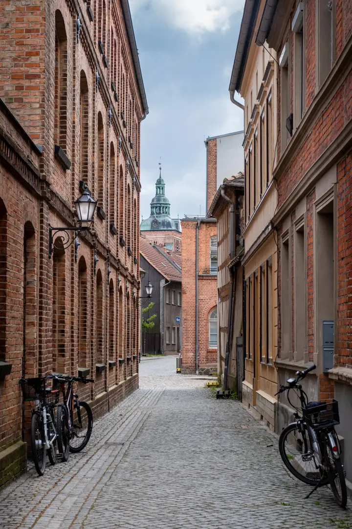 Blick durch die Gassen Wittstocks auf die Marienkirche