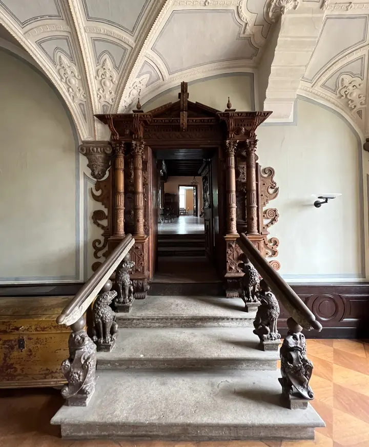 Treppe zum Kaminzimmer in der Plattenburg