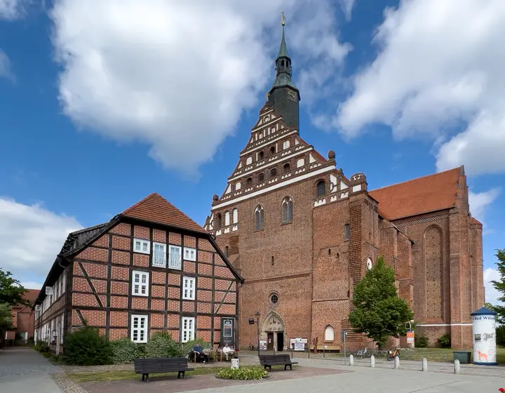 Wunderblutskirche in Bad Wilsnack, links das Pilgercafe