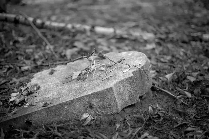 Umgekippte Grabsteine