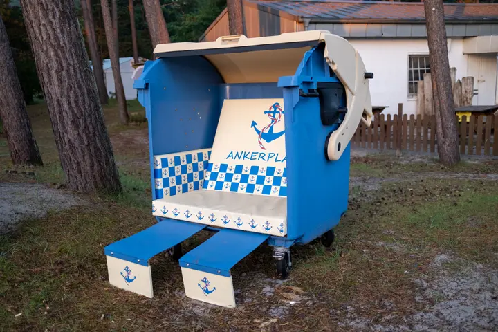 Upcycling extrem: Strandkorb aus Müllcontainer im Regenbogencamp