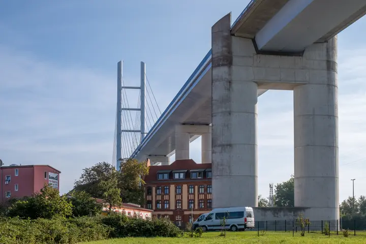 Stralsunder Werfthaus unter Rügenbrücke