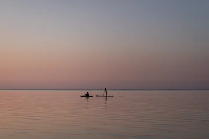 SUP-Paddler in der Abenddämmerung