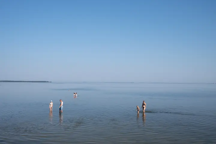 Wadenbaden am flachen Strand von Freest