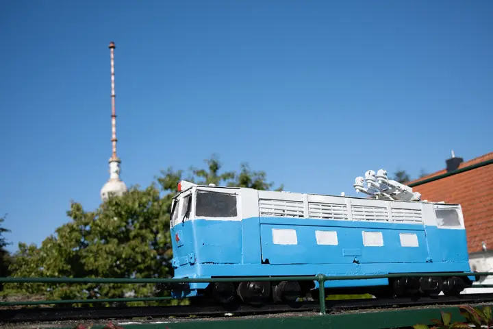Miniatur-Eisenbahn und Alexanderplatz im Vorgarten