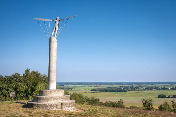 Das Lilienthal-Denkmal auf dem Gollenberg mit Blick ins Rhinluch