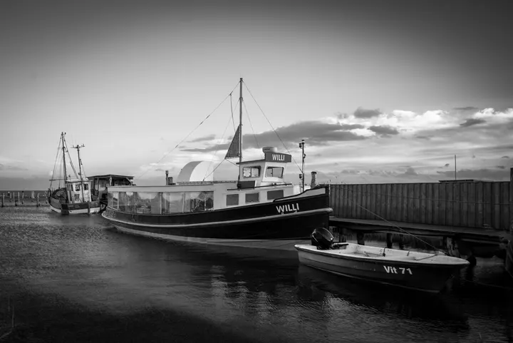 Fahrgastschiff „Willi“ und Ruderboot „Vit 71“ im Hafen von Vitte