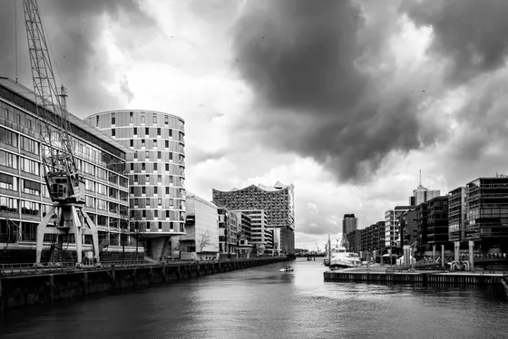 Am Sandtorpark; Blick zur Elbphilharmonie