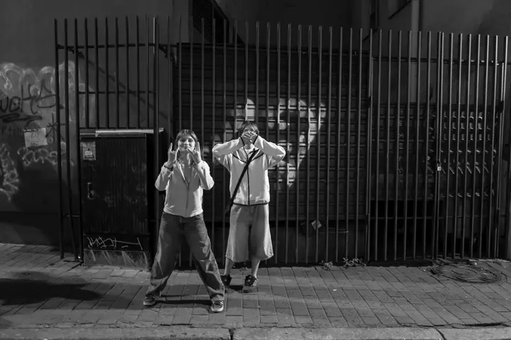 Russische Mädchen machen Fotosession