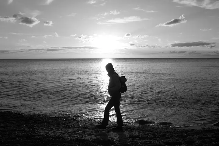 Winterspaziergang am Strand vor tiefstehender Sonne