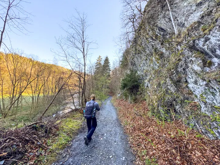 Wandern an Steinwänden