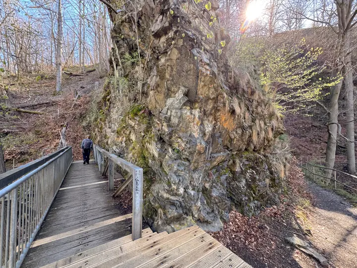 Wegführung um Felsen herum