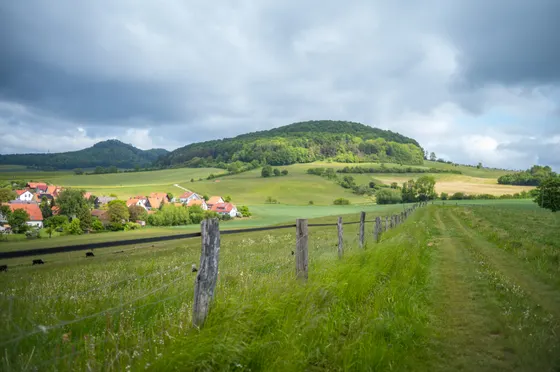 Blick von Bremke auf den Eschenberg, dahinter die Gleichen