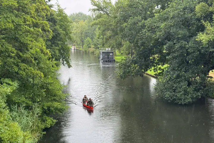 Nicht wasserscheu: Paddler im Regen