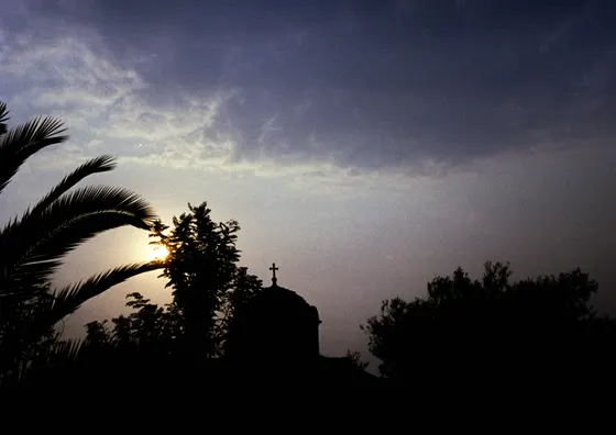 Sonnenuntergang hinter einer Kapelle