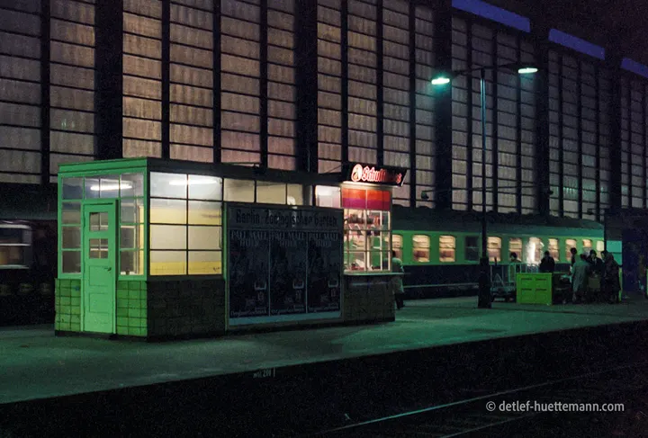 Kiosk auf dem Bahnsteig des Bahnhofs Zoologischer Garten bei Nacht