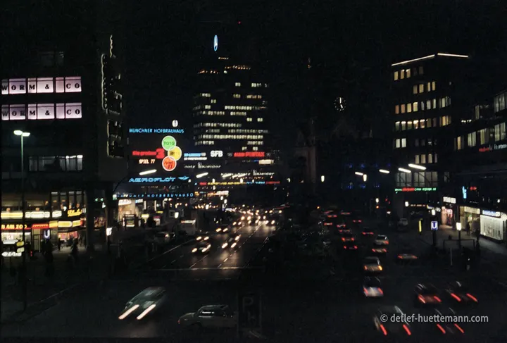 Neonreklamen bei Nacht am Hardenbergplatz: Hofbräuhaus, Aeroflot, SFB