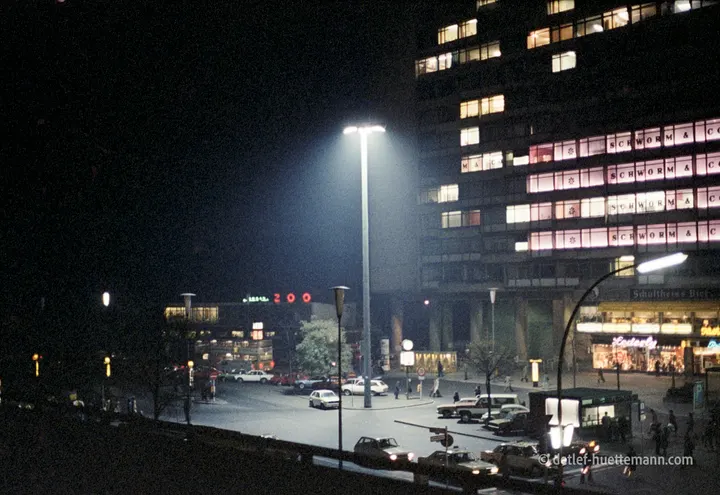 Hardenbergplatz bei Nacht mit Parkplatz und ZOO-Leuchtschrift