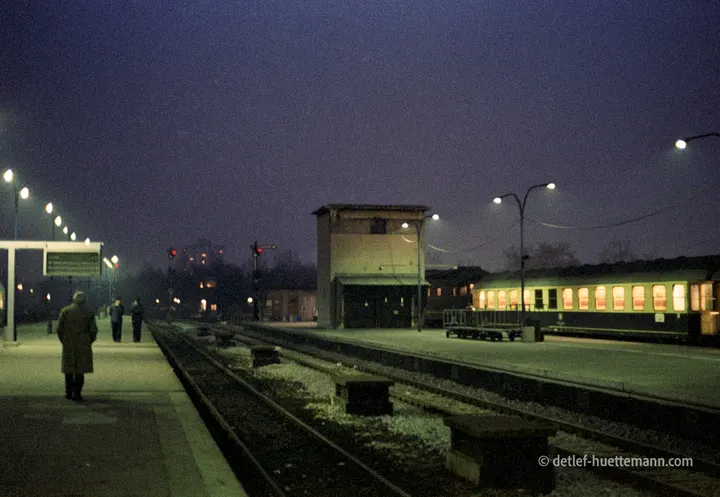 Bahnsteig des Bahnhofs Zoo in der Abenddämmerung mit Formsignal und D-Zug
