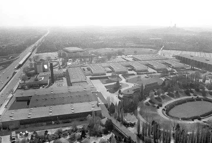 Avus Richtung Dreilinden, rechts hinten der Teufelsberg