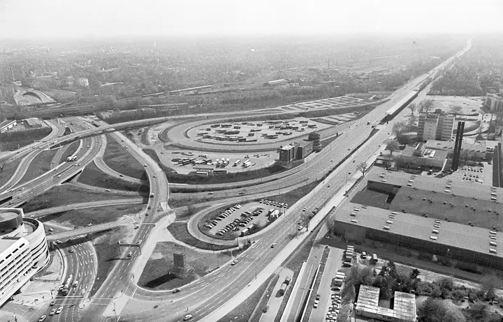 Nordkurve der Avus und das Motel in der Mitte