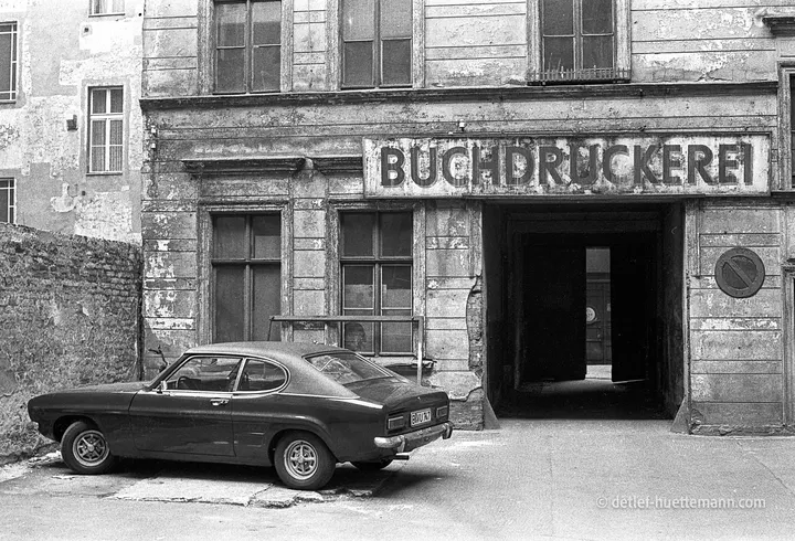 Ford Capri vor der verwitterten Fassade einer Buchdruckerei